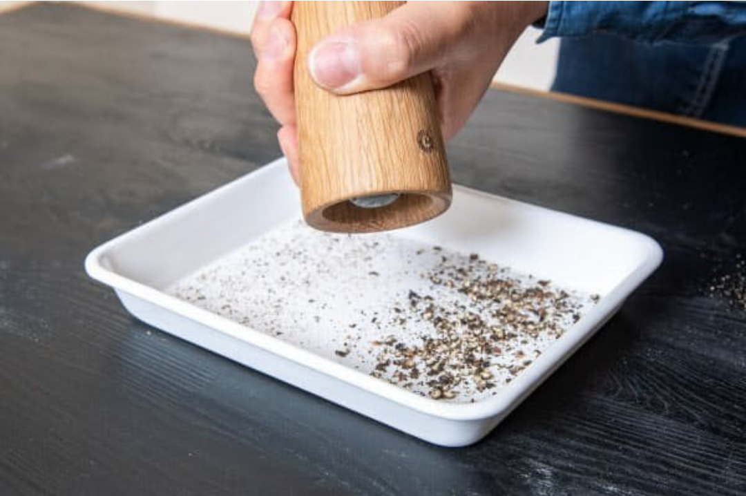 Rough and crunchy. It has a strong scent and is irresistible for pepper lovers.